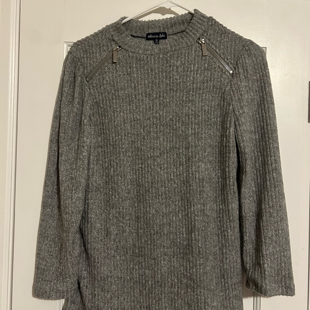 Gray Crew Neck Sweater with Ribbed Knit Texture